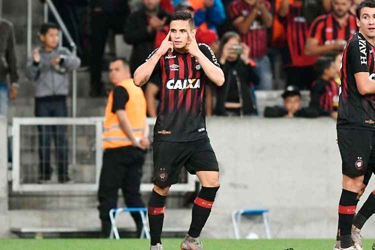 Raphael Veiga fez o gol na Arena da Baixada e garantiu o importante triunfo do Furacão contra o Vasco