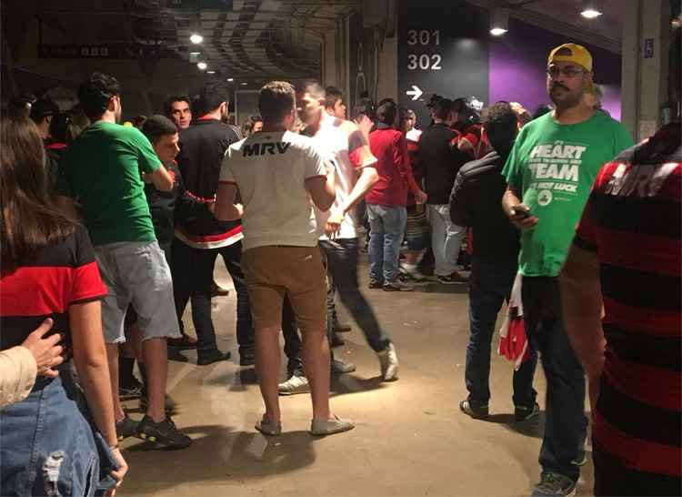 Pouco antes de a bola rolar, houve começo de confusão entre flamenguistas e policiais militares