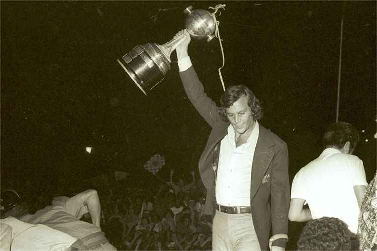 Goleiro campeão da Copa Libertadores de 1976 pelo Cruzeiro, Raul Plassmann levanta a taça