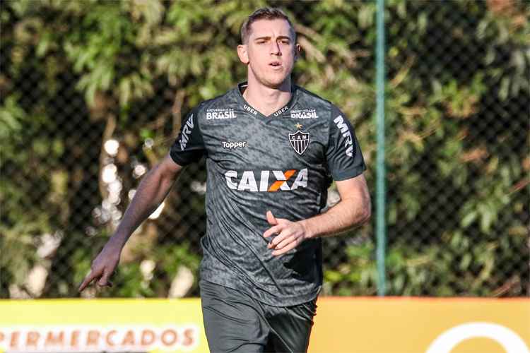 Recuperado de lesão na panturrilha esquerda, Adilson deve ser titular do Atlético contra o Corinthians