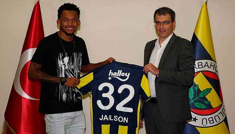 O site do Fenerbahce publicou fotos de Jailson ao lado de um dirigente da equipe turca
