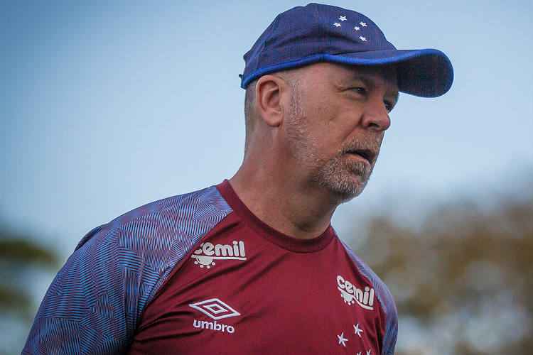 Termina uma dor de cabeça e começa outra. Assim tem sido a vida do técnico Mano Menezes