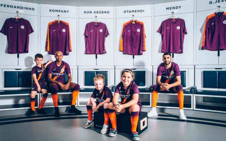 Jogadores posaram, juntamente com modelos mirins, com o novo uniforme do Manchester City