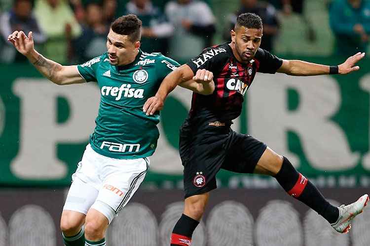 Moisés disputa jogada: meio-campo palmeirense encerrou série de pênaltis perdidos e fechou o placar