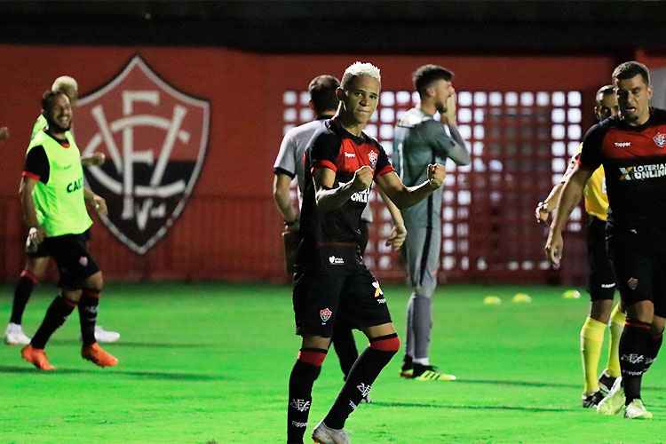 Erick marcou no Barradão, manteve a reação do Vitória e deixou o Vasco mais perto da zona da degola