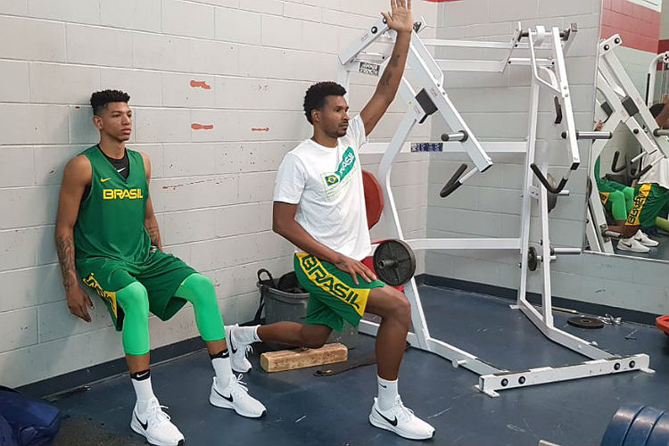 Sem clube,Leandrinho (D) reconhece que não está no mesmo ritmo de jogo dos demais companheiros