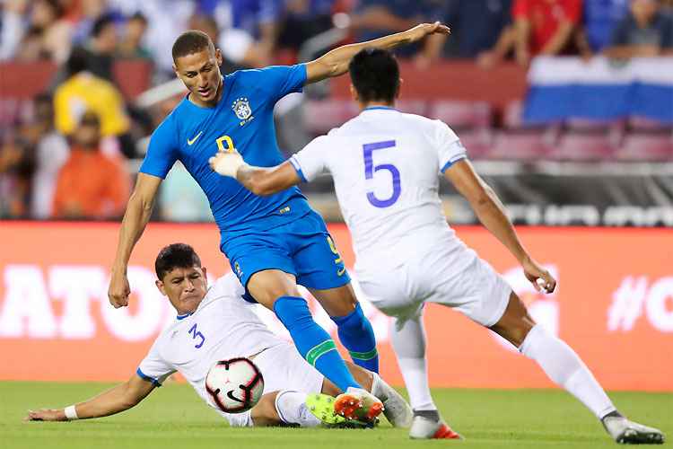 Richarlison teve a primeira chance na Seleção e mostrou serviço a Tite na goleada sobre El Salvador