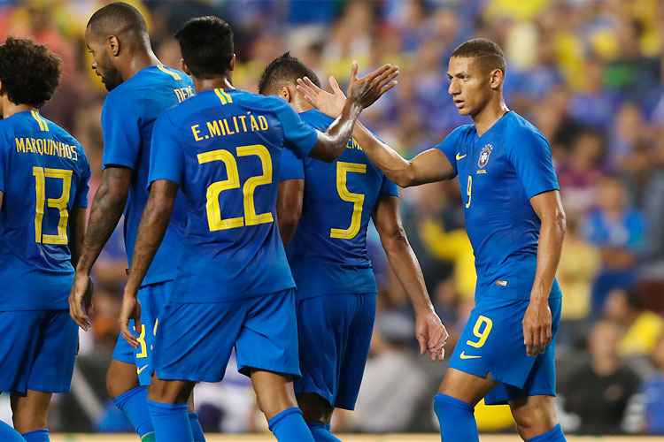 Richarlison comemora com os companheiros: ex-América foi o destaque com dois gols no amistoso