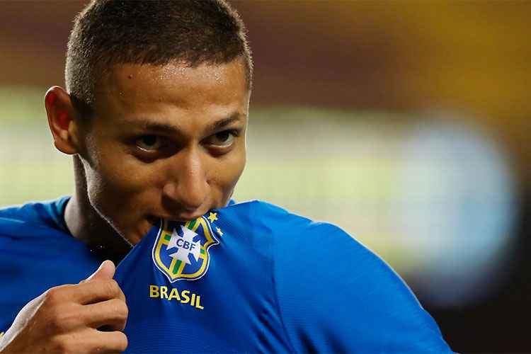 Richarlison aproveitou bem a primeira chance como titular na Seleção e balançou as redes duas vezes