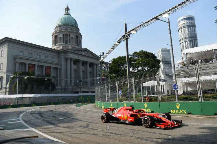 Vettel lamentou o acidente, que causou problemas no pneu traseiro direito e na parte hidráulica do carro