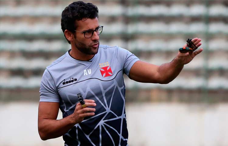Técnico Alberto Valentim terá vários desfalques para montar o time do Vasco que entra em campo