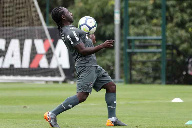De volta ao Atlético após servir a Seleção Colombiana, o atacante Yimmi Chará deve ser titular