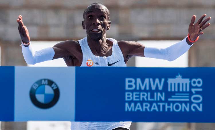 Kipchoge conseguiu desgarrar do pelotão de líderes antes da primeira hora de corrida