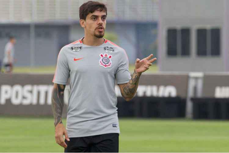 Fagner foi poupado por Jair Ventura da partida contra o Sport e poderá voltar a atuar como titular contra o Inter