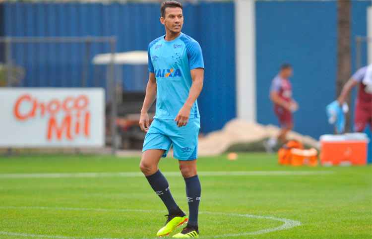 Volante e caiptão Henrique é o 10º jogador que mais vestiu a camisa do Cruzeiro na história