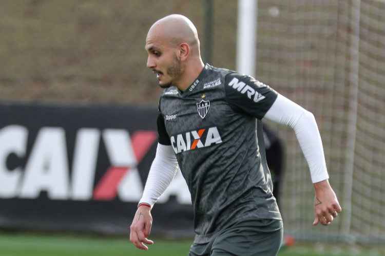 Fábio Santos deixou a atividade mais cedo e vira dúvida para enfrentar o Sport no Independência