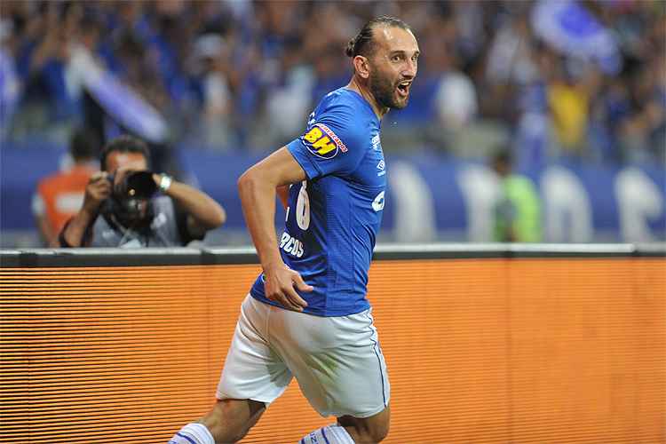 Com direito a drible no goleiro Weverton, Barcos fez o terceiro gol com a camisa do Cruzeiro