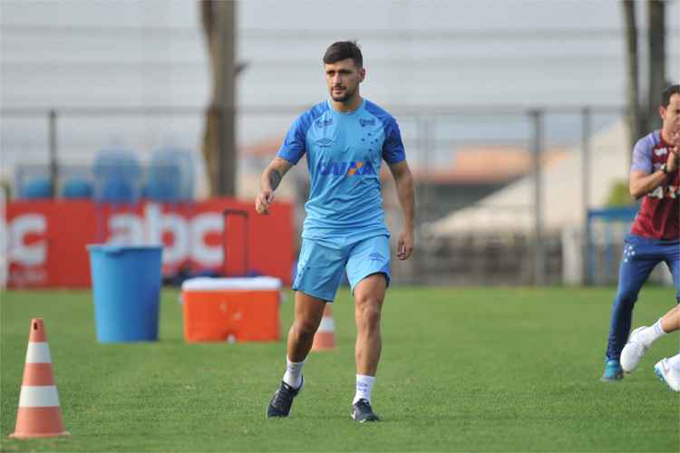 Arrascaeta deve ser aproveitado por Mano Menezes nos minutos finais do jogo com o Palmeiras