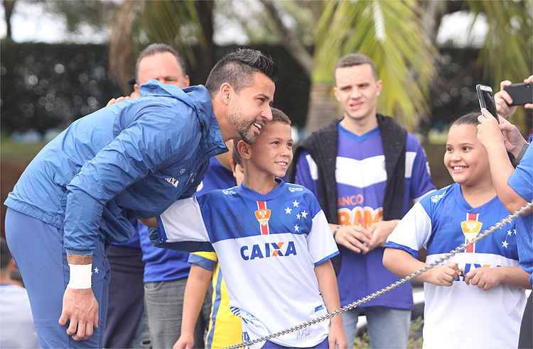 Diariamente, Fábio é o jogador mais requisitado para fotos com torcedores na Toca da Raposa II