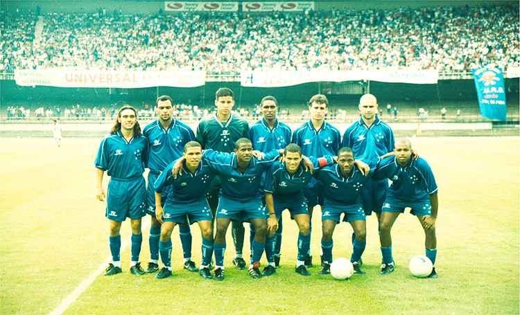 De pé: Sorín, Alexandre, Fábio, Glayssinho, Leandro e Cris; Agachados: Geovanni, Joelson, Marcelo Ramos, Paulo Isidoro e Viveros