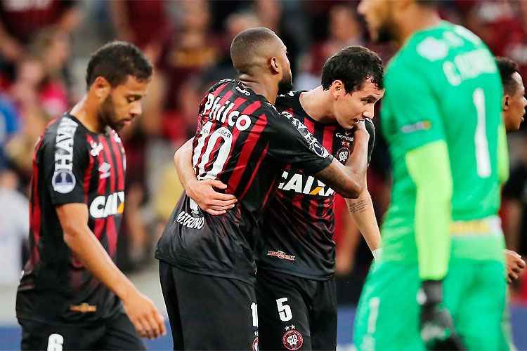 Marcelo Cirino comemora o primeiro gol do Atlético-PR: nova vitória sobre o Caracas e vaga confirmada