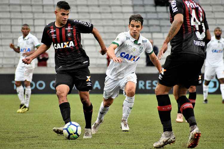América não se encontrou em campo e foi goleado pelo Atlético-PR, na Arena da Baixada