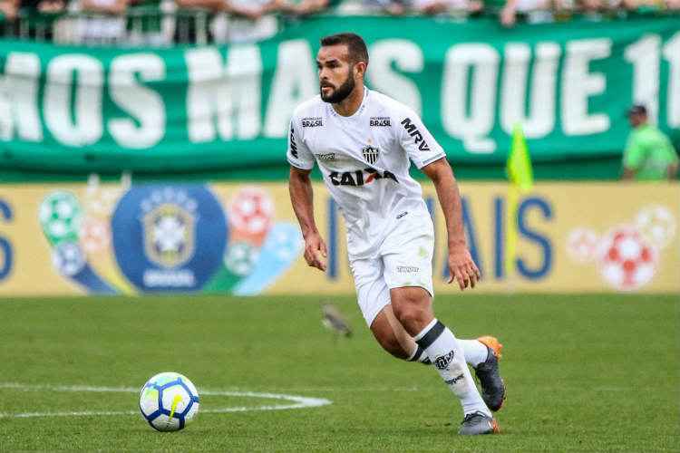 Zé Welison foi um dos jogadores que lamentaram o lance que originou o gol da equipe catarinense