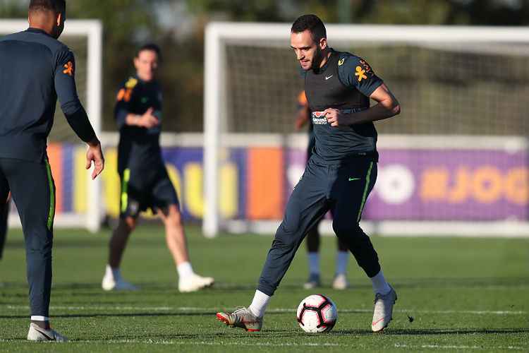 Meio-campista de Beijing Guoan, da China, acabou ficando fora do treinamento da última segunda-feira