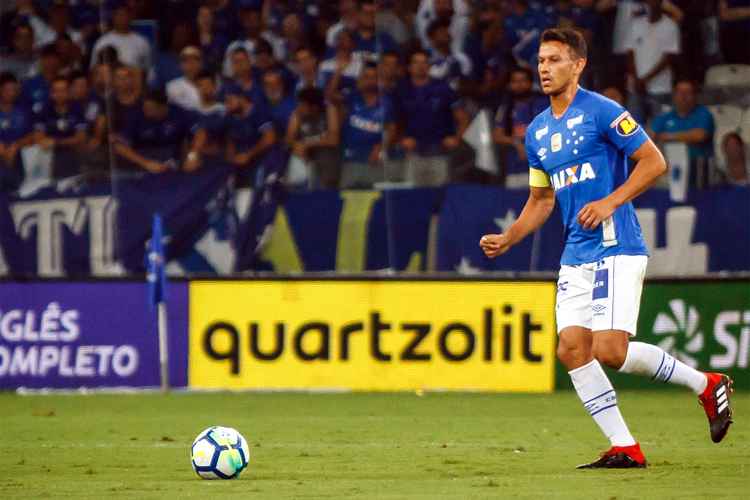 Henrique durante a vitória do Cruzeiro por 1 a 0 sobre o Corinthians, pela ida da final da Copa do Brasil