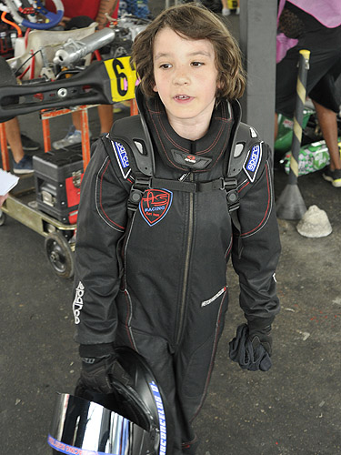 Heitor Vasconcelos, de 8 anos, já é piloto de kart há um ano