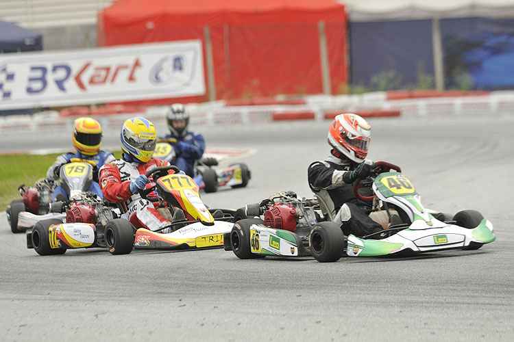 Piloto Paulo Willemann (direita) durante o treino classificatório da Copa do Brasil de Kart