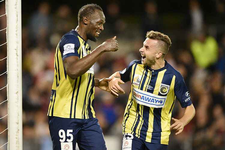 Usain Bolt balançou a rede duas vezes pelo Central Coast Mariners em goleada por 4 a 0