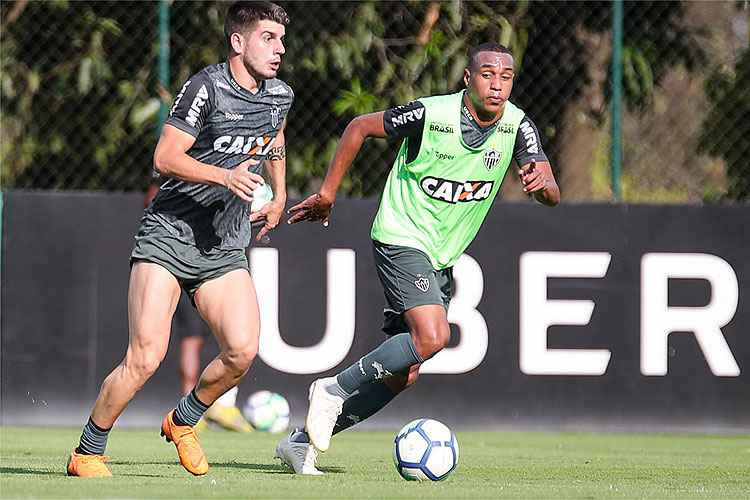 Tomás Andrade e Leandrinho disputam a vaga deixada por Chará: argentino treinou como titular