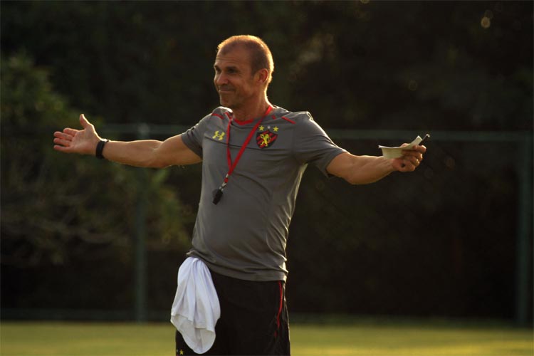 Técnico tem dado gargalhadas e brincado em alto e bom som durante treinos no Sport