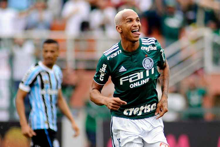 Deyverson marca os dois gols da vitória do líder Palmeiras sobre o Grêmio, no Pacaembu 