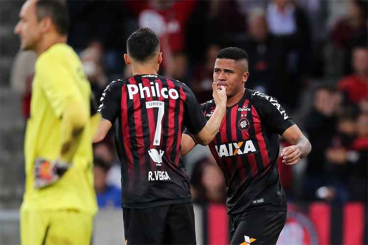 Ex-Náutico, Bergson marcou dois gols e deu uma assistência na vitória do Furacão neste domingo