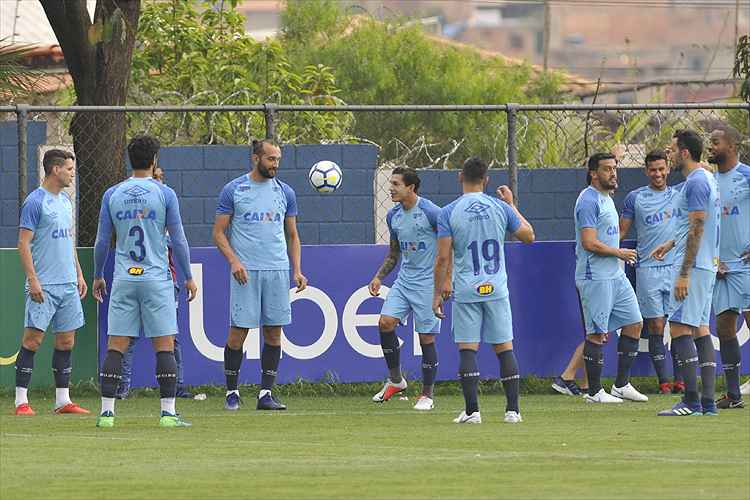 Jogadores do Cruzeiro treinaram na tarde desta segunda-feira, na Toca, antes de jogo com Corinthians