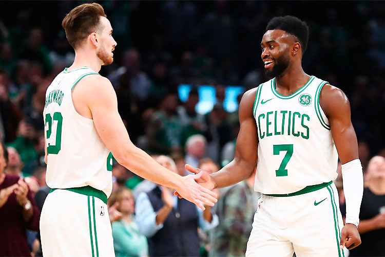 Gordon Hayward e Jaylen Brown festejam ponto na boa vitória diante do 76ers no TD Garden