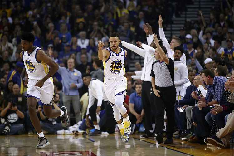 Stephen Curry anotou 32 pontos, nove assistências e oito rebotes na vitória do Warriors
