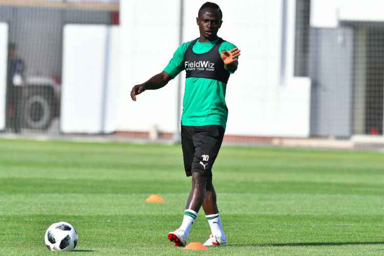 Mané quebrou uma parte do dedão da mão esquerda durante um treinamento com a Seleção Senegalesa