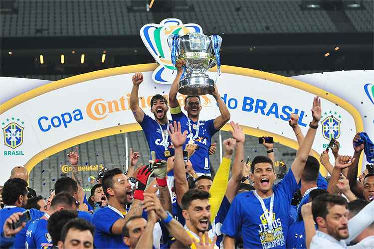 Volante Henrique levanta a taça da Copa do Brasil pelo segundo ano consecutivo