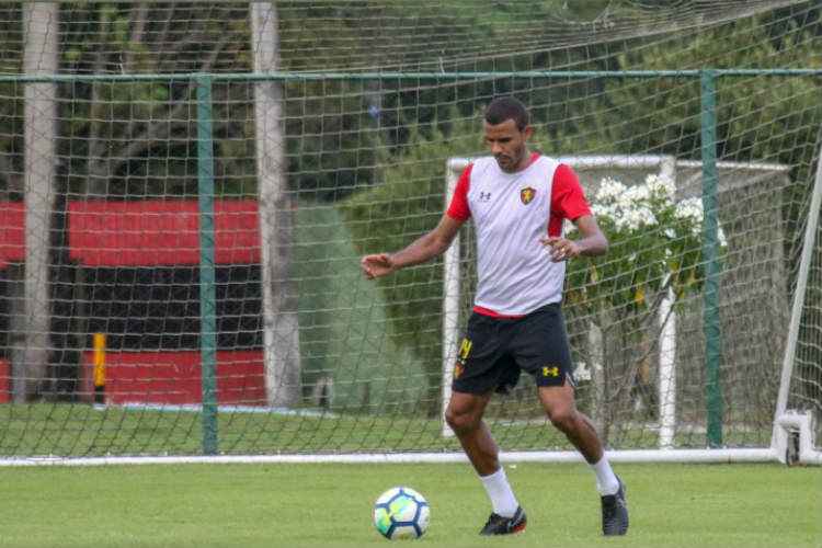 O zagueiro Ernando ocupou o posto de Ronaldo Alves, que está suspenso pelo terceiro amarelo