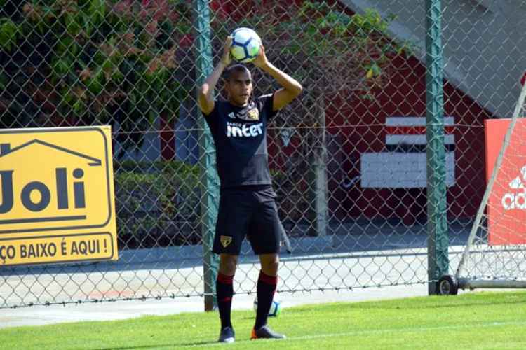 Após atuar por três temporadas pelo São Bento, Régis vestiu a camisa do São Paulo em 15 jogos