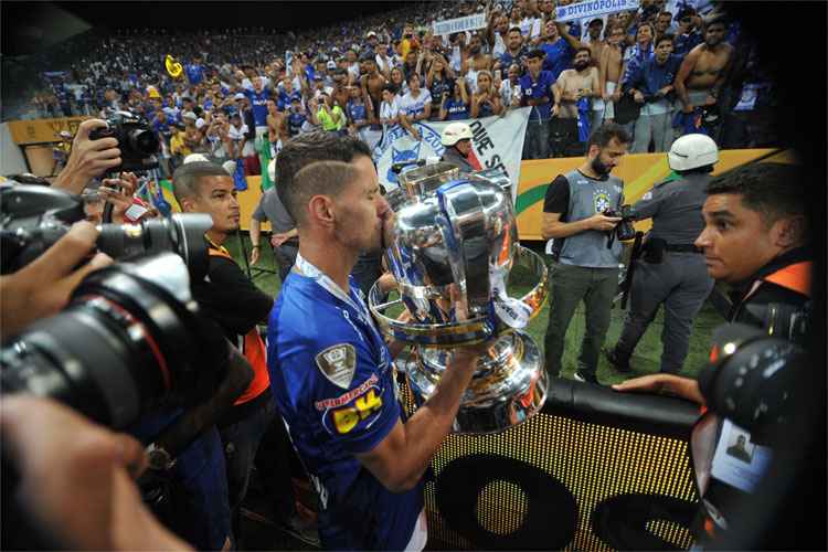 Thiago Neves celebra a segunda conquista de Copa do Brasil dele com a camisa do Cruzeiro