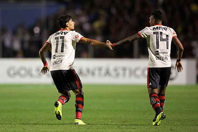 Lucas Paquetá e Vitinho balançaram a rede pelo Flamengo na goleada sobre o Paraná por 4 a 0
