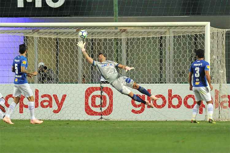 Fábio fez boa defesa aos 40min, quando se esticou para espalmar bola cabeceada por Leandro Pereira