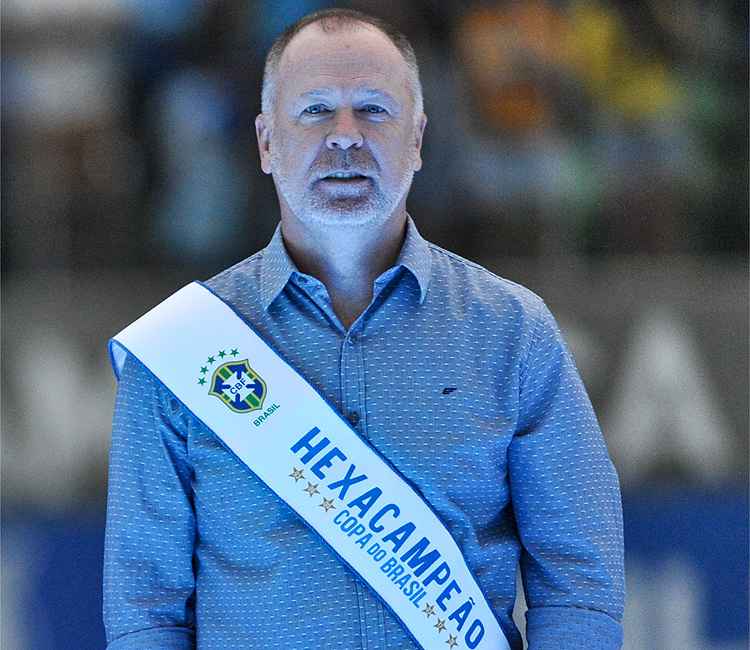 Mano Menezes recebeu faixa de campeão da Copa do Brasil antes de jogo contra a Chapecoense