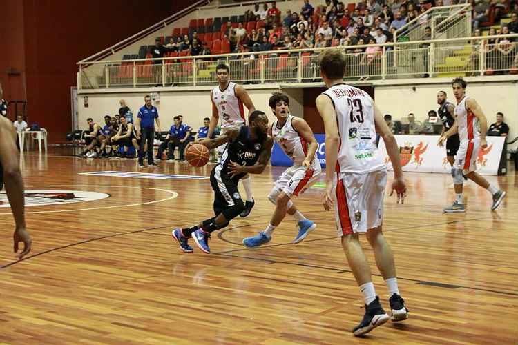 Pinheiros entrou em quadra decidido em encaminhar a vitória logo no primeiro quarto da partida