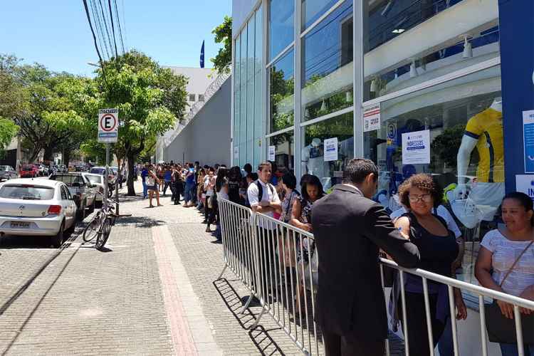 Torcedores formaram longas filas no Barro Preto, em uma das sedes do Cruzeiro em Belo Horizonte