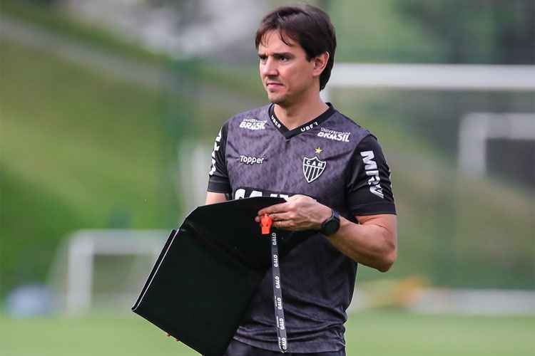 Thiago Larghi vai estudar e fazer estágios antes de voltar a comandar um novo clube